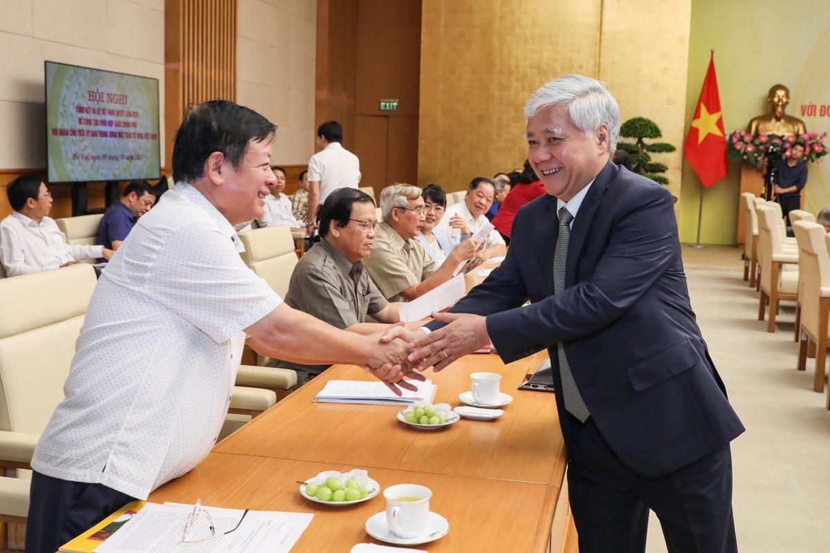 Chủ tịch UBTƯ MTTQ Việt Nam Đỗ Văn Chiến gặp gỡ các đại biểu tham dự Hội nghị. Ảnh: Quang Vinh.