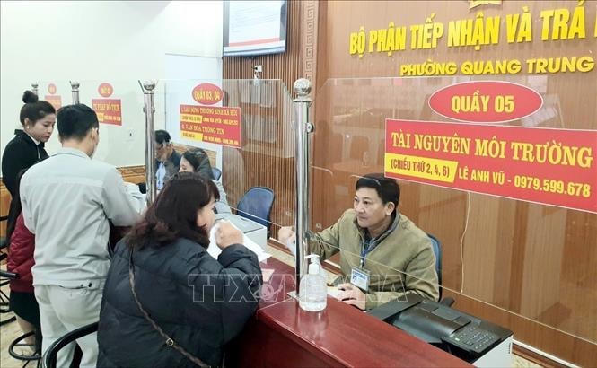 Người dân làm thủ tục hành chính tại Bộ phận tiếp nhận và trả kết quả, phường Quang Trung, TP Vinh, tỉnh Nghệ An. Ảnh: TTXVN.