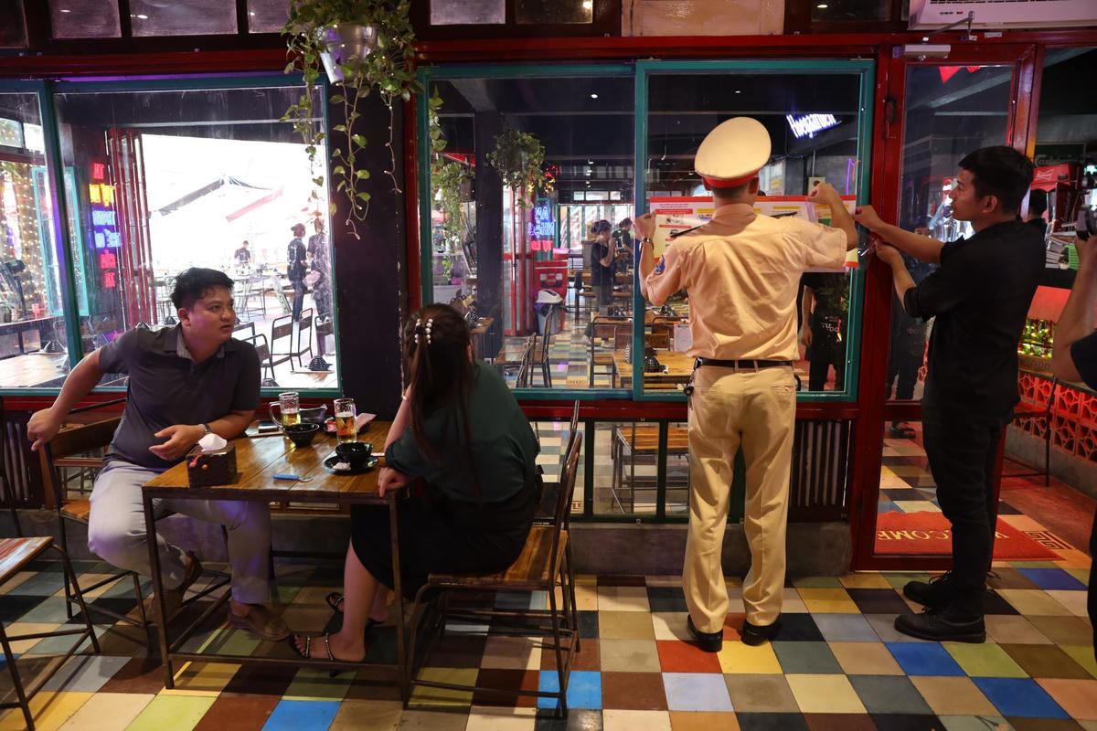 "Song song với xử phạt nghiêm trên các tuyến đường, lực lượng CSGT tăng cường tuyên truyền ngay tại hàng, quán. Chúng tôi dự kiến sẽ dán hàng trăm áp phích tuyên truyền tại 100 quán bán bia, rượu lớn trên địa bàn 2 quận Cầu Giấy, Nam Từ Liêm", Thiếu tá Trần Quang Chinh chia sẻ.