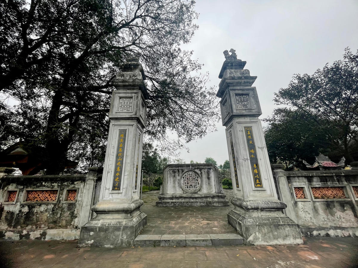 Phía trước Đền là hồ bán nguyệt, cổng vào của ngôi đền thờ gồm 2 cột nanh, thân vuông khối cạnh.