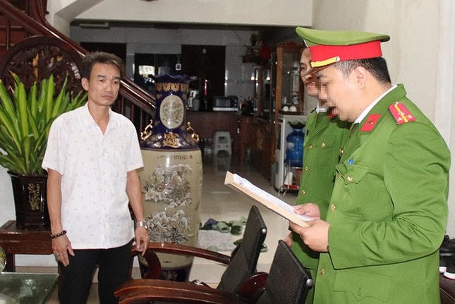 Công an tỉnh Quảng Bình thi hành lệnh khám xét nơi ở của Dương Trung Dũng.