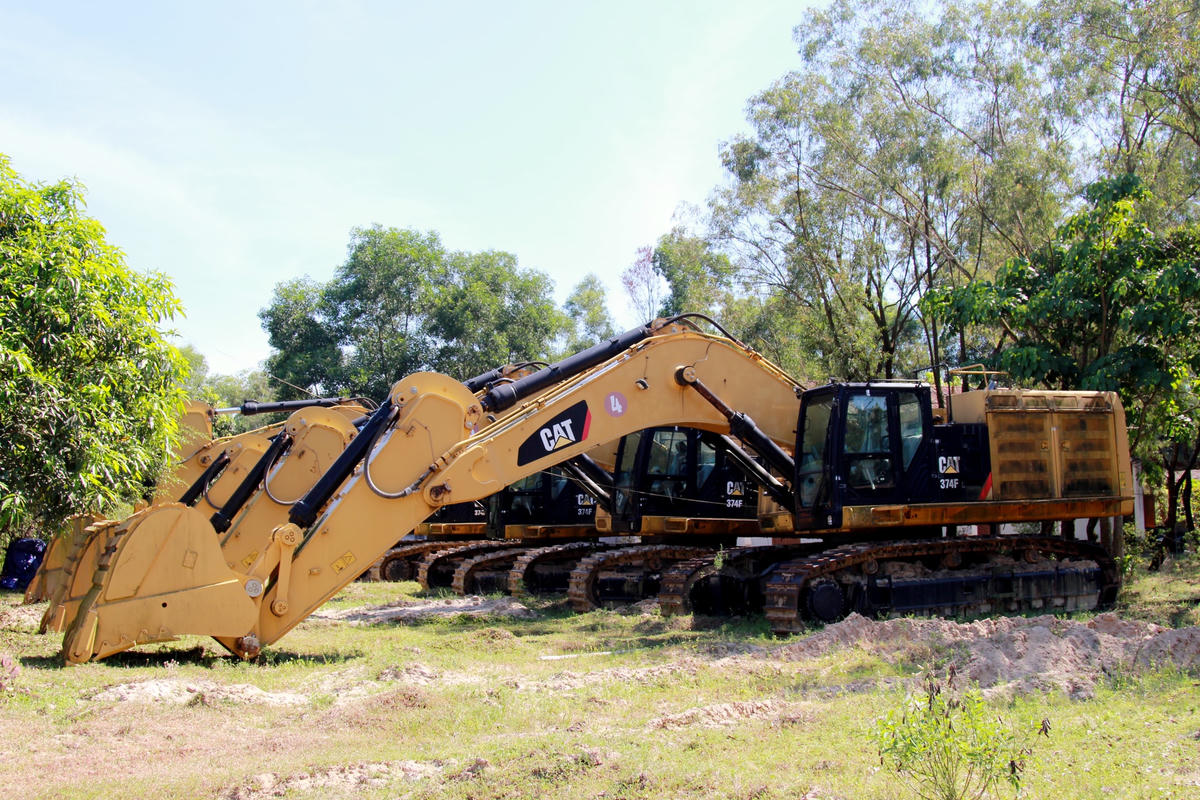 Ngay trước cổng vào Xí nghiệp, có 4 chiếc máy xúc nhập khẩu cỡ lớn nằm bất động.