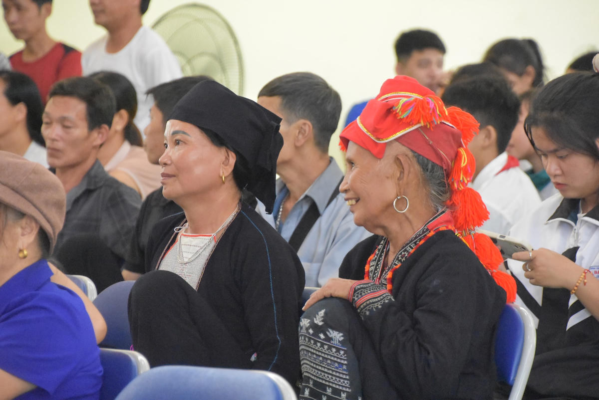 "Xóa đói giảm nghèo, nâng cao thu nhập, đời sống vật chất, tinh thần cho người dân nông thôn là nhiệm vụ then chốt trong tất cả các nhiệm vụ của Đảng bộ và chính quyền địa phương. Với tinh thần không được chủ quan, thỏa mãn với những kết quả đạt được với tinh thần “Đoàn kết - Đoàn kết - Đại đoàn kết / Thành công - Thành công - Đại thành công", ông Thuỷ nhấn mạnh.