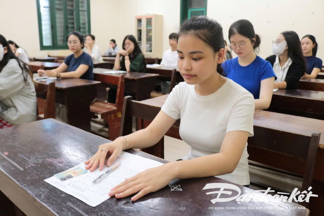 Thí sinh tại điểm thi Trường THPT chuyên Chu Văn An. Ảnh: Nguyễn Hoài.