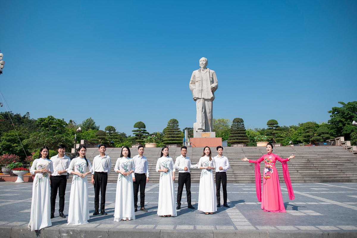 Sao Mai Huyền Trang ra mắt MV "Nghĩ về Bác".