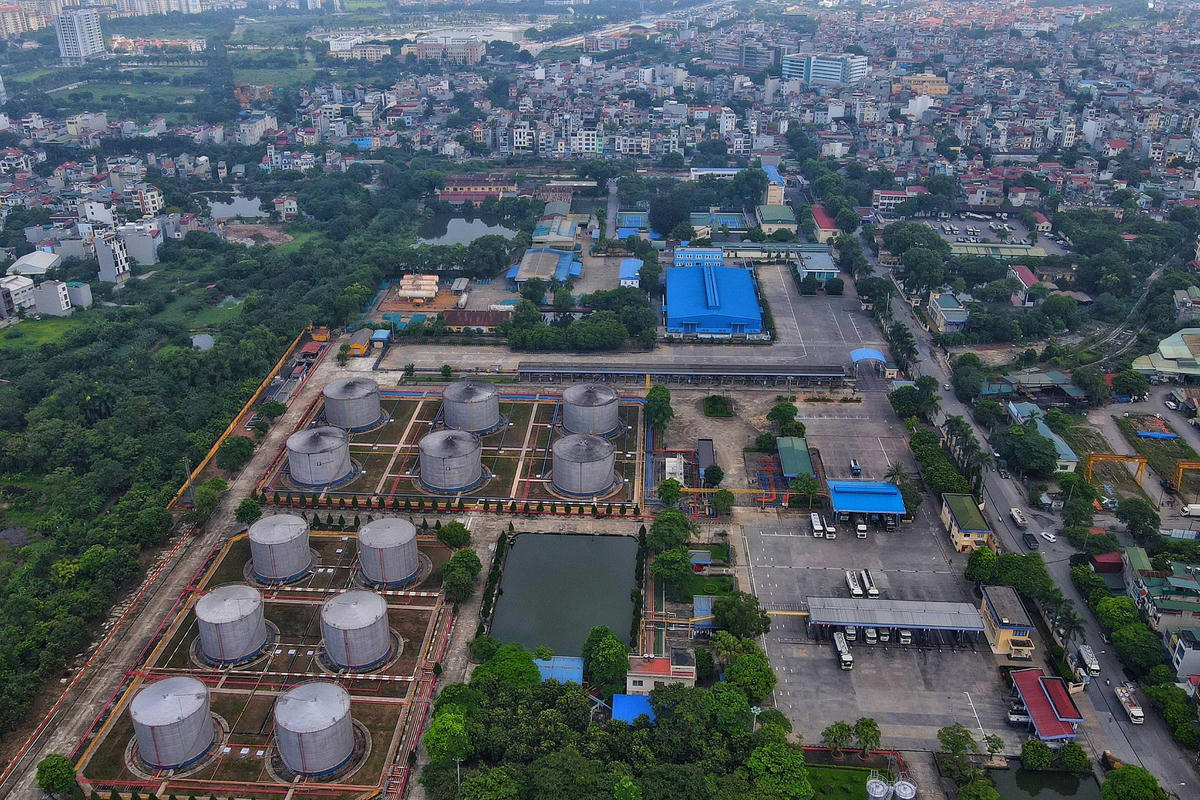 Tổng kho xăng dầu Đức Giang, địa chỉ tại số 26 phố Đức Giang (Long Biên) có diện tích hơn 159.000 m2, hiện đang là bể chứa xăng dầu. 