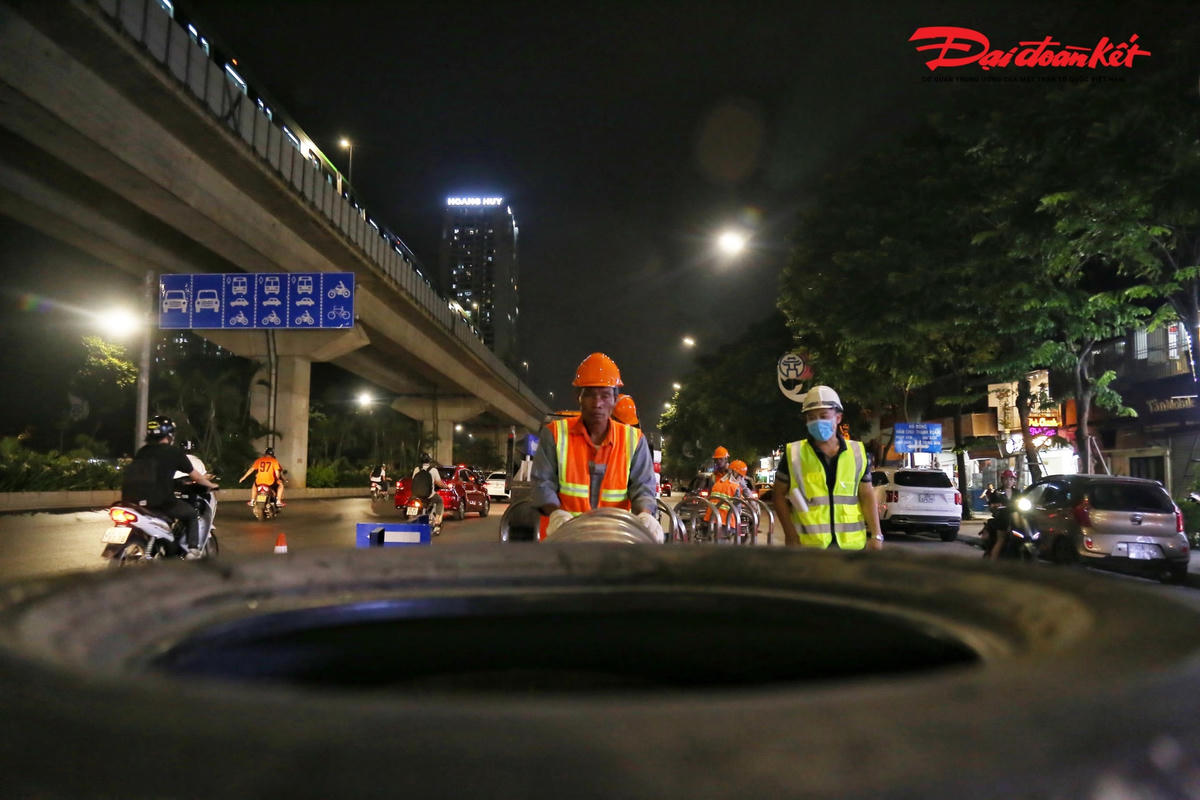 [ẢNH] Hà Nội: Thi công lắp rào cứng tách làn xe trên đường Nguyễn Trãi