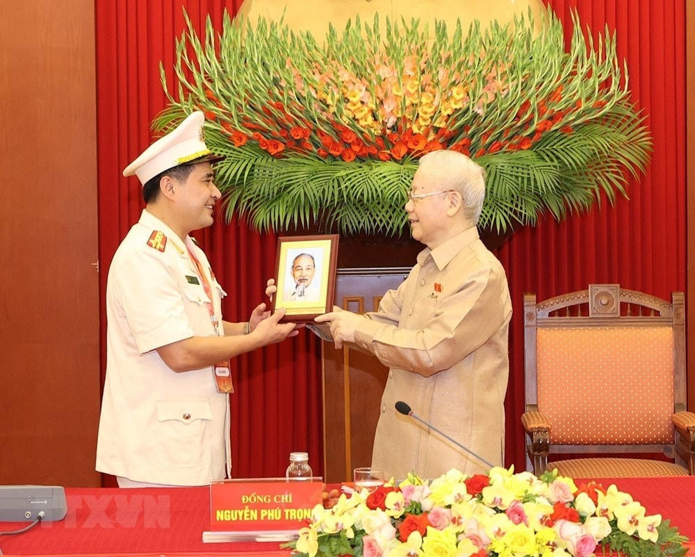 Tổng Bí thư Nguyễn Phú Trọng tặng bức chân dung Bác Hồ cho đại biểu điển hình tiêu biểu toàn quốc. Ảnh: Trí Dũng/TTXVN.