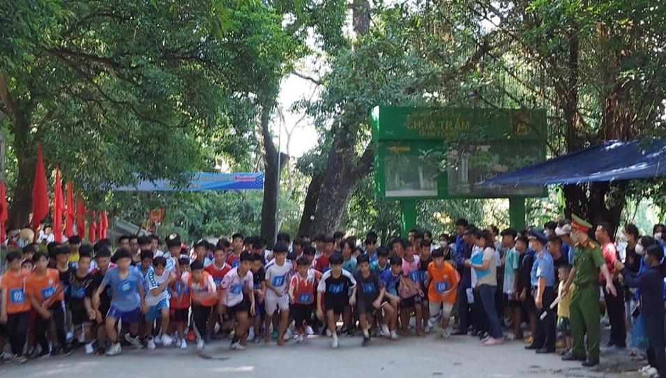 Vận động viên nam tham gia giải chạy tại Chương Mỹ ngày 30/8. (Ảnh: KTĐT).