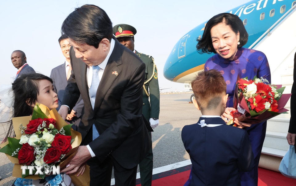 Chủ tịch nước Lương Cường và Phu nhân tới sân bay quốc tế Quatro de Fevereiro, thủ đô Luanda. (Ảnh: Lâm Khánh/TTXVN)