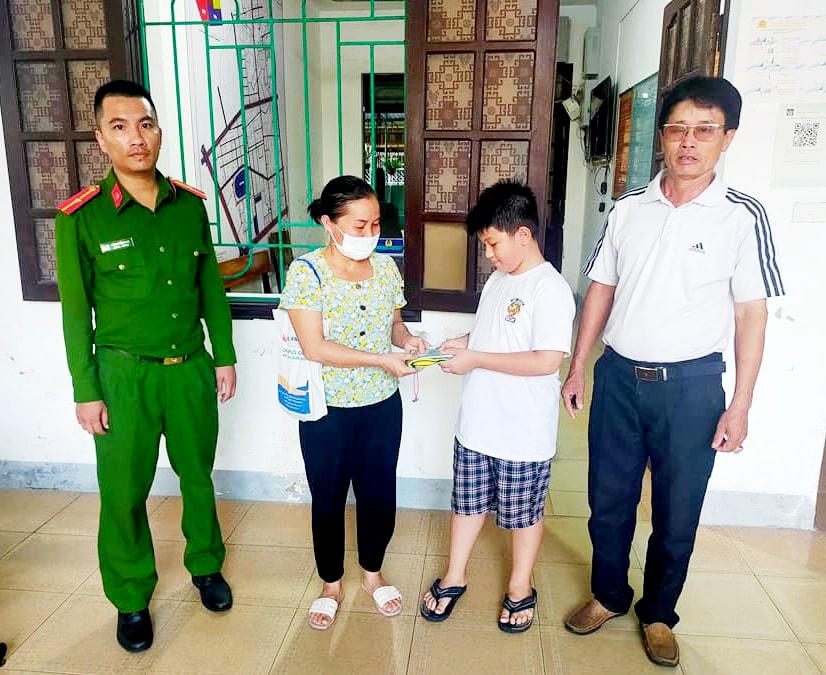 Cháu Ngô Quang Đăng Khoa trả lại chiếc túi cho chị Huyền. 