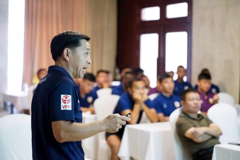 Trưởng ban trọng tài Liên đoàn bóng đá Việt Nam Đặng Thanh Hạ phổ biến thông tin với CLB Hồng Lĩnh Hà Tĩnh. Ảnh: VFF.