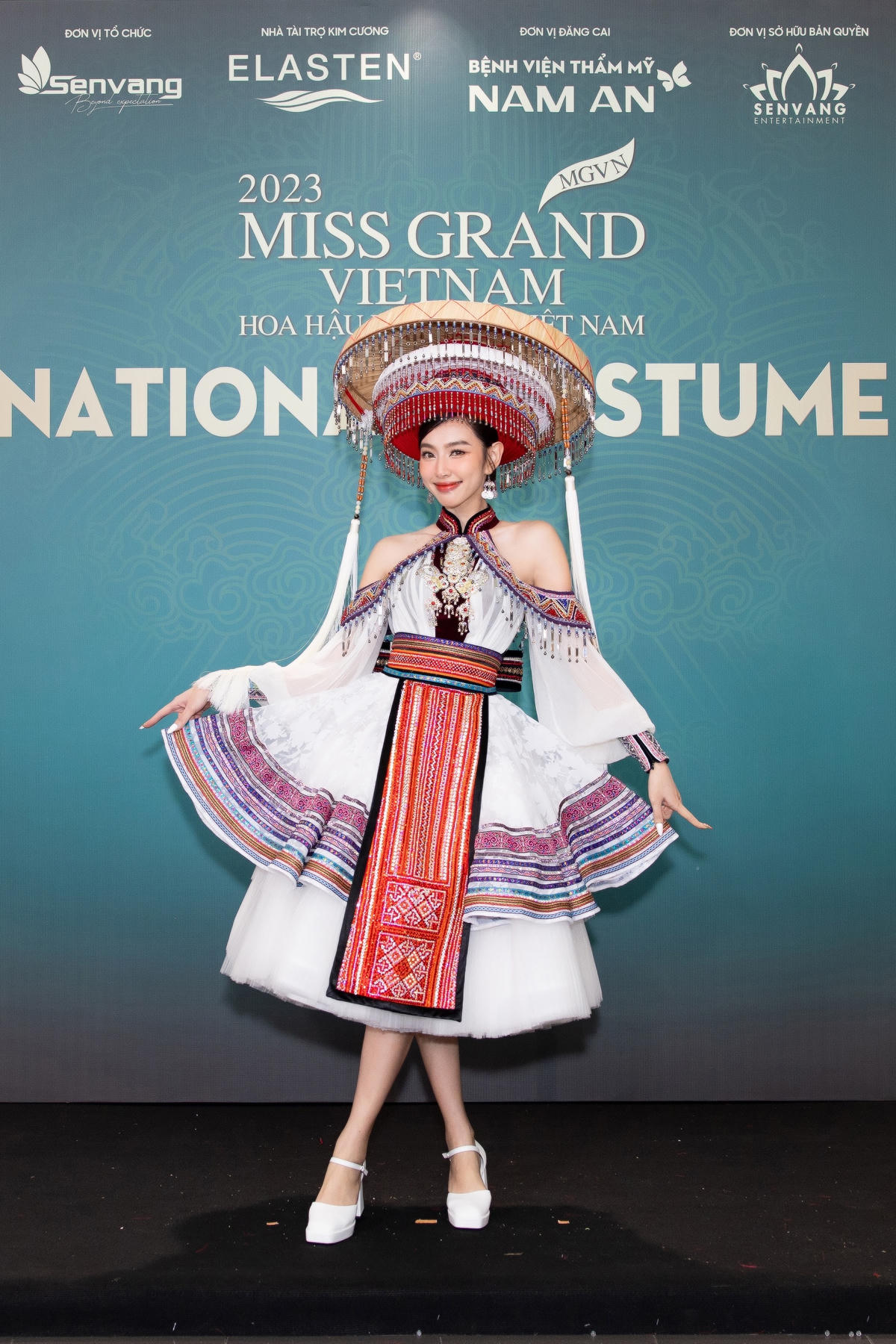 Hoa hậu Thùy Tiên - Hoa hậu Hòa bình Quốc tế 2021 (Miss Grand International 2021) nổi bật và thu hút mọi ánh nhìn trên thảm đỏ đêm thi Trang phục Văn hóa dân tộc trong khuôn khổ Miss Grand Vietnam. 