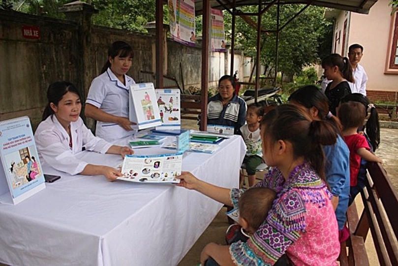 Cán bộ y tế huyện Bắc Hà (Lào Cai) tuyên truyền, hướng dẫn người dân thực hiện kế hoạch hóa gia đình, không kết hôn sớm, không kết hôn cận huyết.