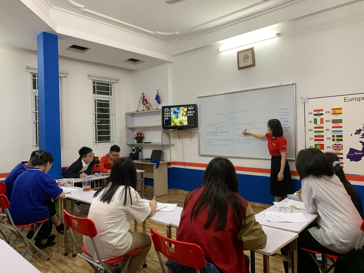 Học sinh luyện ngoại ngữ để thi chứng chỉ.