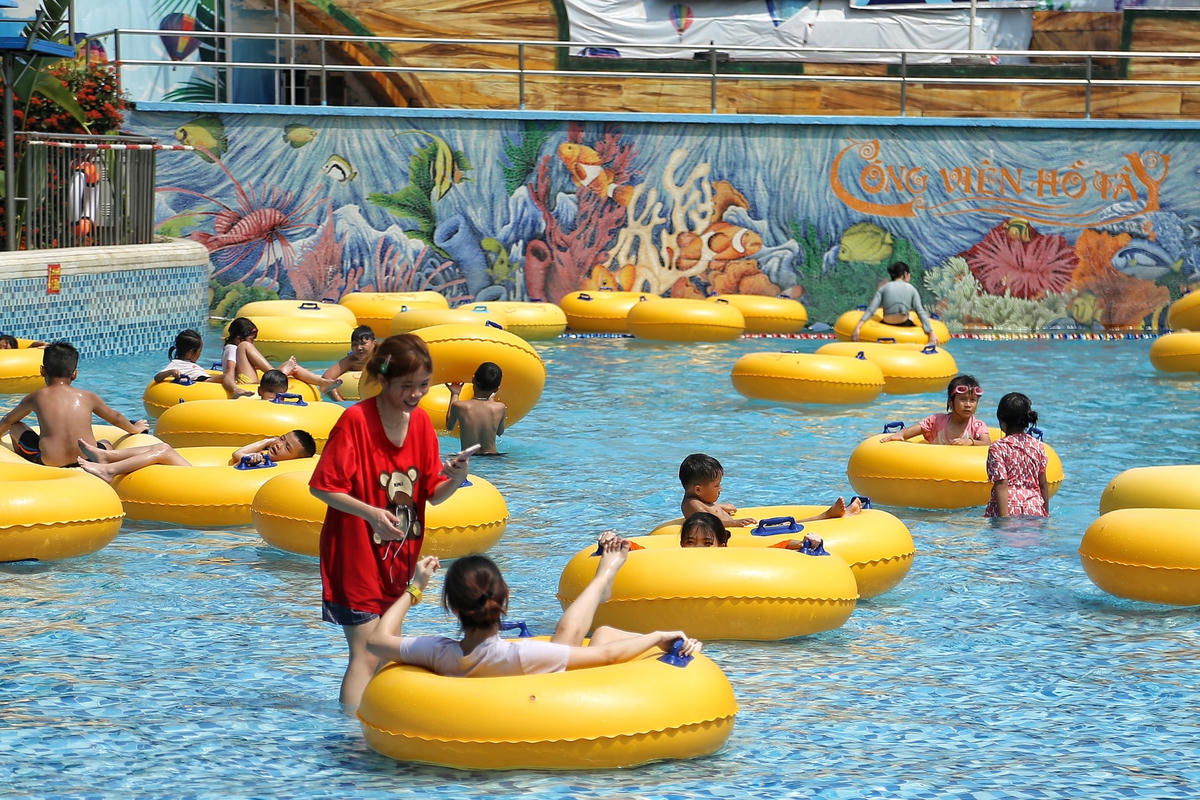 Hà Nội nắng như 'đổ lửa', người dân ùn ùn ra công viên nước giải nhiệt