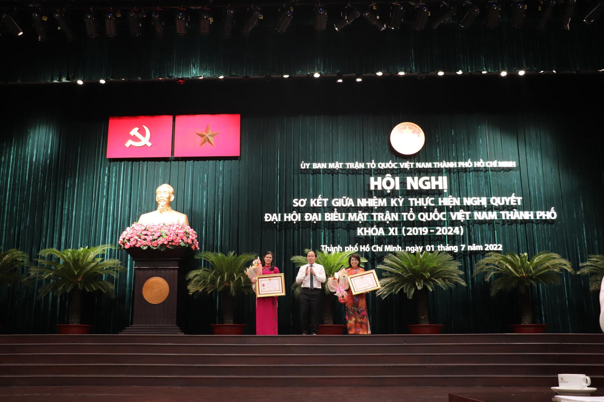 Ông Lê Tiến Châu trao Huân chương Lao động hạng Ba cho cá nhân bà Tô Thị Bích Châu và Ban Phong trào (Ủy ban MTTQ Việt Nam TP HCM).