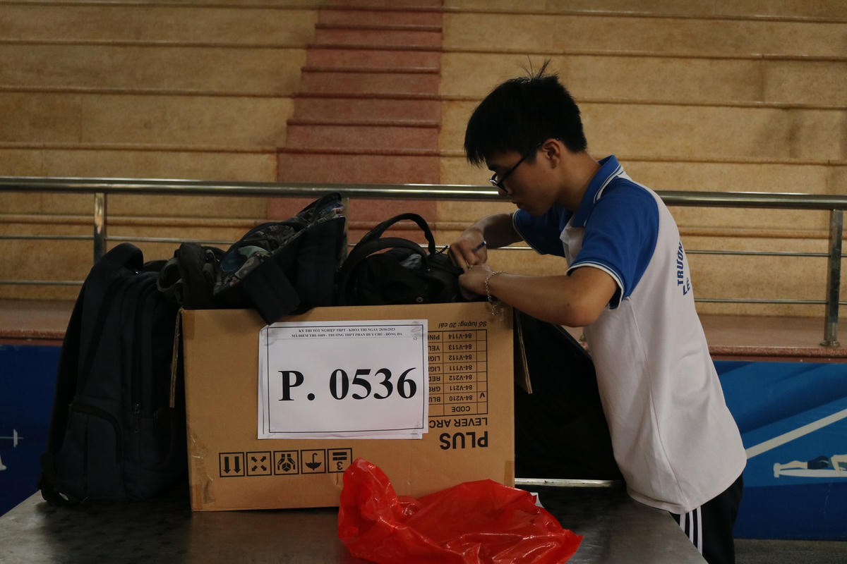   Ghi nhận tại các điểm thi, thí sinh có mặt từ rất sớm để tránh những sự cố có thể xảy ra trên đường di chuyển, vừa tranh thủ ôn lại bài, gửi đồ dùng tại khu vực quy định.