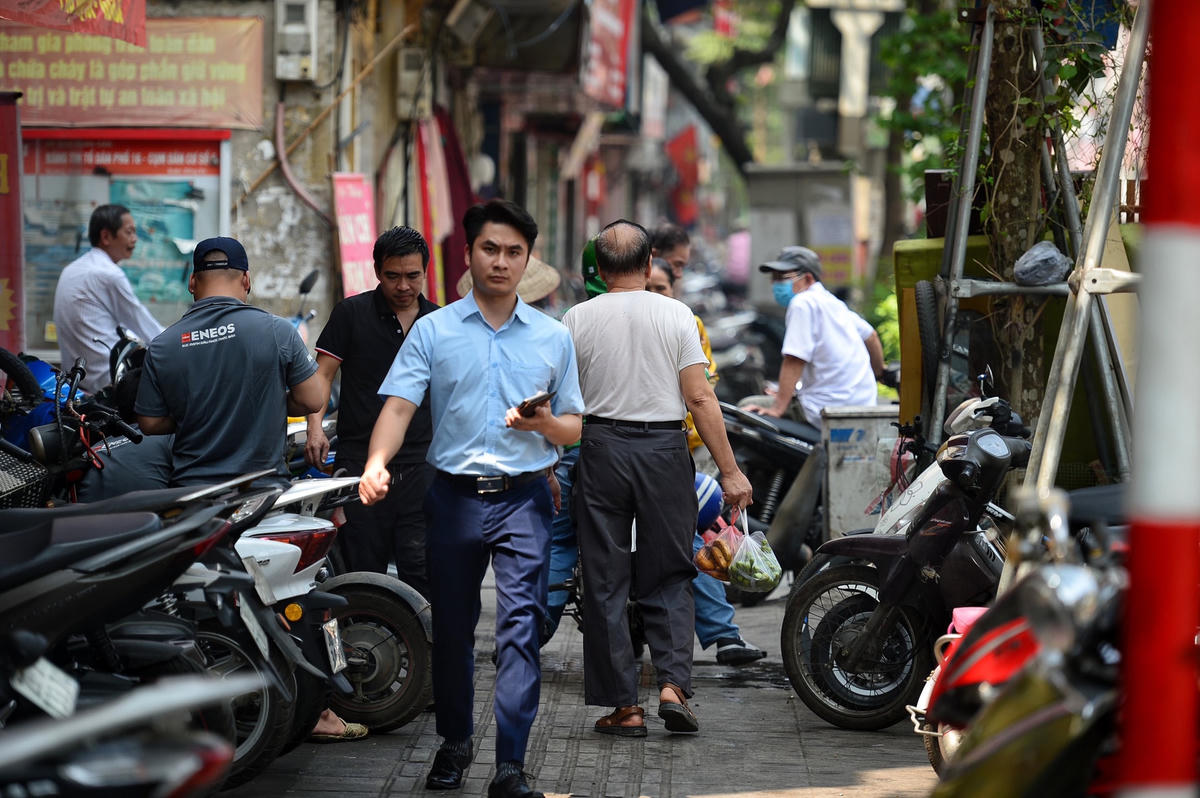 Thậm chí, vị trí phân chia vỉa hè đã có nhưng nhiều hộ gia đình kinh doanh ngang nhiên xếp xe thành 2 hàng chỉ bớt lại lối đi nhỏ cho người đi bộ.