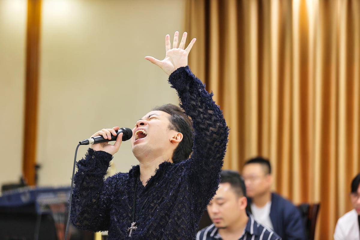 Tùng Dương được các đàn chị nhận xét giọng hát ngày càng "chín".