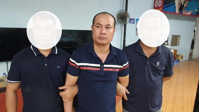 Đối tượng Phạm Văn Khiển (giữa) bị bắt giữ.