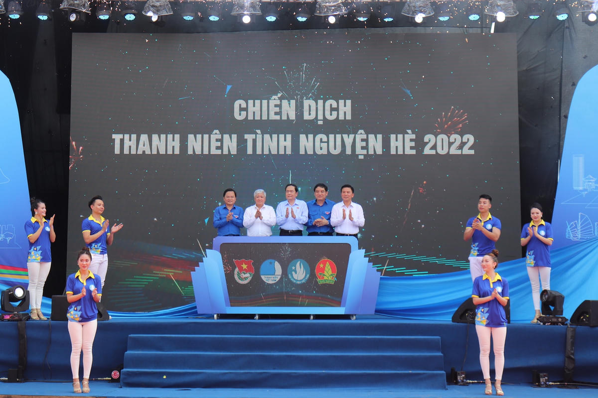 Các đại biểu nhấn nút khởi động Chiến dịch tình nguyện hè 2022.