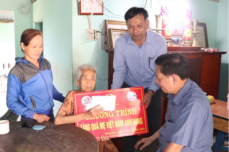 Trao quà cho mẹ Nguyễn Thị Hàng ở khu phố Nam Bình 1, phường Hòa Xuân Tây, TX Đông Hòa. 