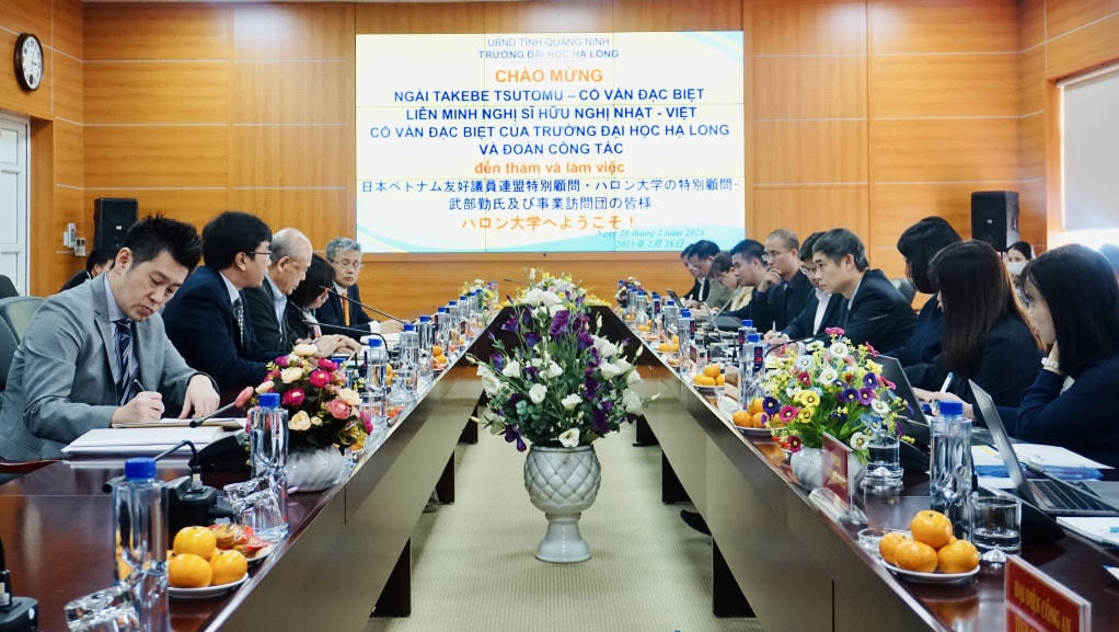 Cố vấn đặc biệt Liên minh Nghị sĩ hữu nghị Nhật - Việt Takebe Tsutomu cùng đoàn công tác đã làm việc với Trường Đại học Hạ Long. Ảnh: QMG