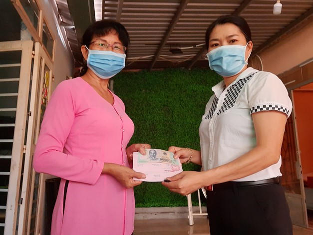 Bà Nguyễn Thị Thảo (bên phải) vận động các cơ sở kinh doanh cá thể, hộ gia đình trên địa bàn phường Vĩnh Phú tham gia ủng hộ công tác phòng, chống dịch Covid-19.