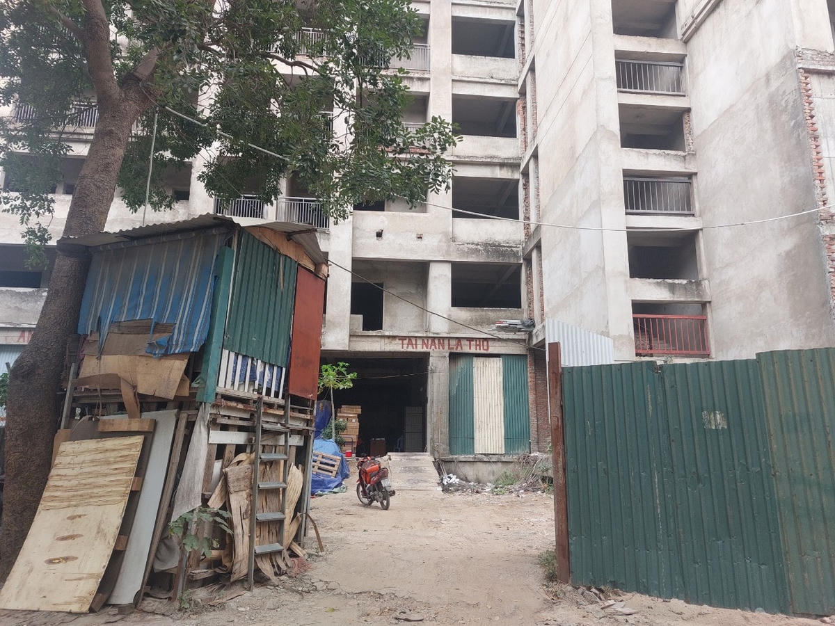 Nhiều tòa nhà dang dở, bỏ hoang.