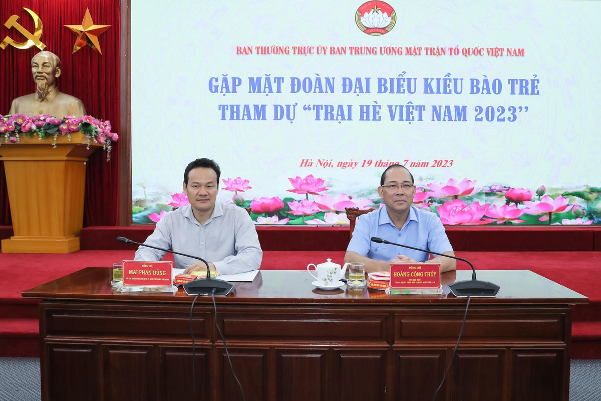 Phó Chủ tịch Hoàng Công Thủy tham dự buổi gặp mặt Đoàn đại biểu kiều bào trẻ tham dự "Trại hè Việt Nam 2023". Ảnh: Quang Vinh.