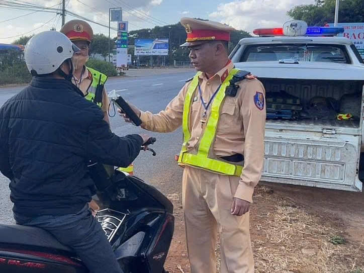 Lực lượng Cảnh sát giao thông kiểm tra nồng độ cồn các trường hợp điều khiển phương tiện giao thông.