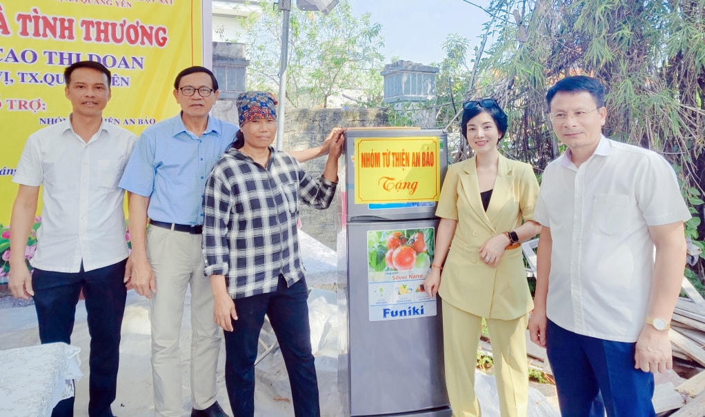 Lãnh đạo Hội Bảo trợ NKT-TMC tỉnh và UBND TX Quảng Yên cùng nhà hảo tâm tặng quà hộ gia đình bà Cao Thị Doan ở xã Liên Vị (TX Quảng Yên).
