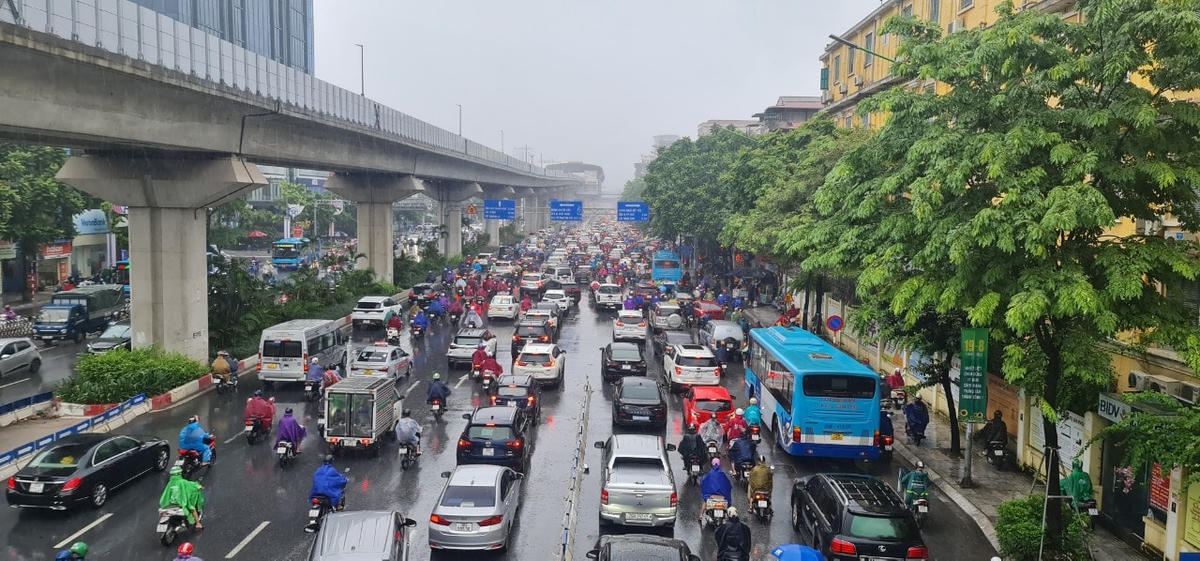 Hà Nội: Người dân chật vật trong cảnh ùn tắc kèm mưa lớn