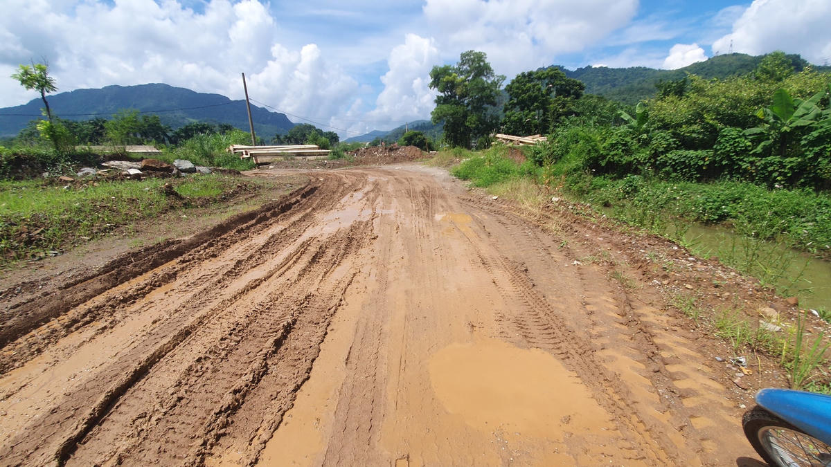 Con đường dẫn vào dự án lầy lội, trơn trượt, rất khó di chuyển.