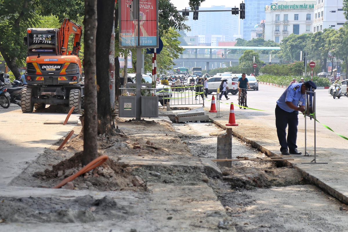 Tại tuyến đường Nguyễn Chí Thanh, hai bên vỉa hè cũng đang được thay thế.