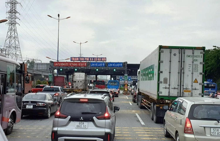 Ô tô ùn ứ qua trạm thu phí xa lộ Hà Nội theo hướng TP HCM đi Đồng Nai vào dịp nghỉ lễ 30/4 vừa qua.