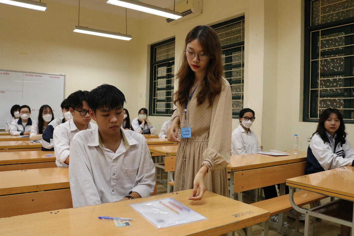 Theo quy định của Bộ GDĐT, mỗi buổi thi, thí sinh phải có mặt tại phòng thi đúng thời gian quy định, chấp hành hiệu lệnh của Ban Coi thi và hướng dẫn của cán bộ coi thi. Thí sinh đến chậm quá 15 phút sau khi có hiệu lệnh tính giờ làm bài sẽ không được dự thi buổi thi đó. Trong phòng thi, thí sinh cần trình Thẻ dự thi cho cán bộ coi thi; Ngồi đúng vị trí có ghi số báo danh của mình.