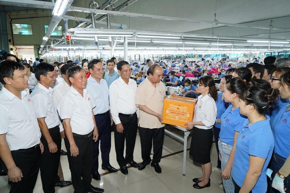 Chủ tịch nước tặng quà cho người lao động tại Công ty TNHH thương mại Sao Mai. 