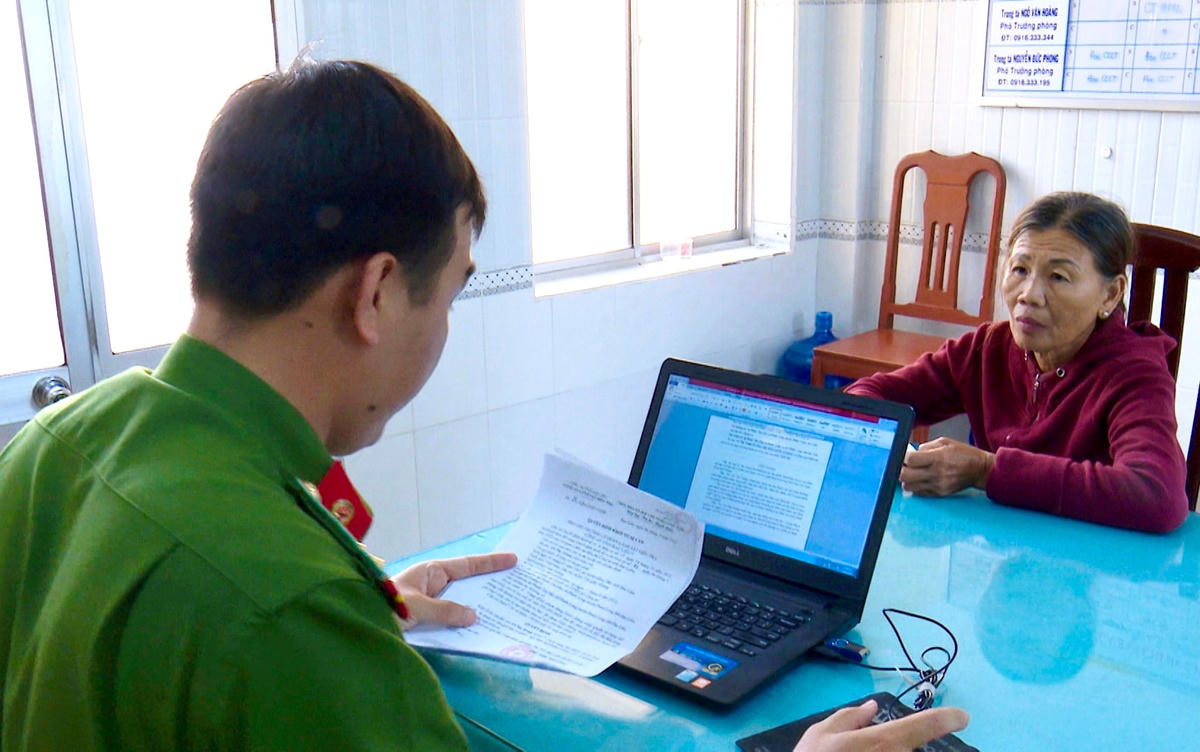Bà Võ Thị Trinh tại cơ quan Công an.