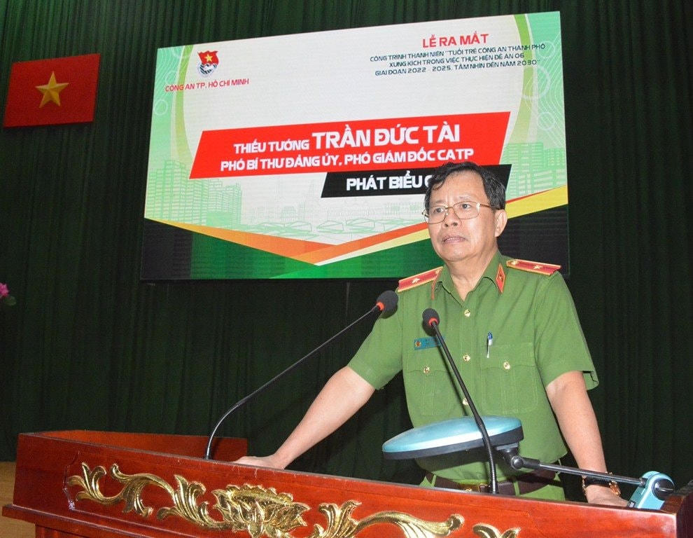 Thiếu tướng Trần Đức Tài, Phó Bí thư Đảng ủy, Phó Giám đốc Công an TP HCM phát biểu tại buổi lễ. 
