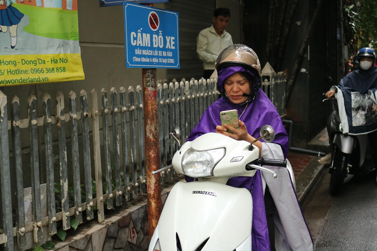 Dù thời gian làm bài là 120 phút nhưng ngoài các điểm thi, rất nhiều thí sinh chờ đợi con làm bài thi.