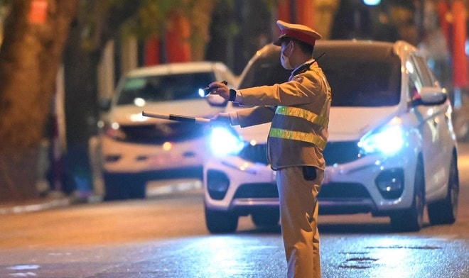 Hàng loạt phương tiện bị dừng xe kiểm tra.