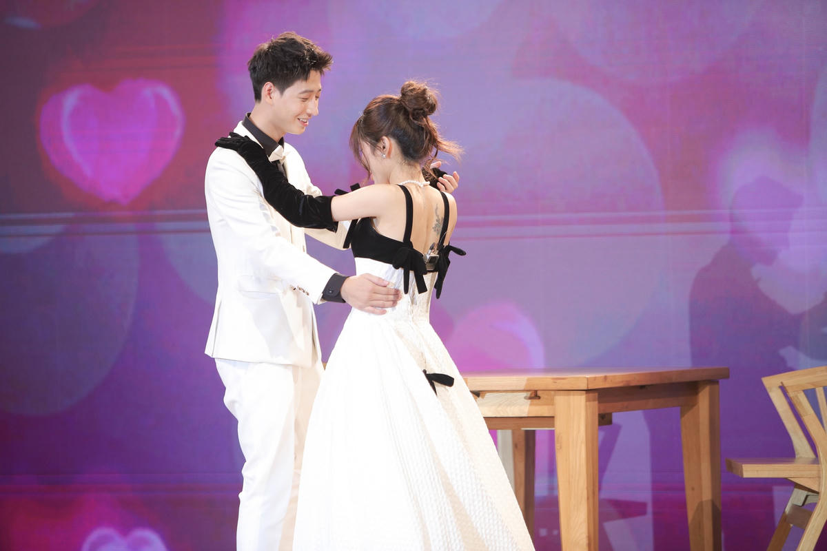 Lê Đức đã mời Luna khiêu vũ một điệu nhảy tình nhân. Ảnh: Perfect Universe.