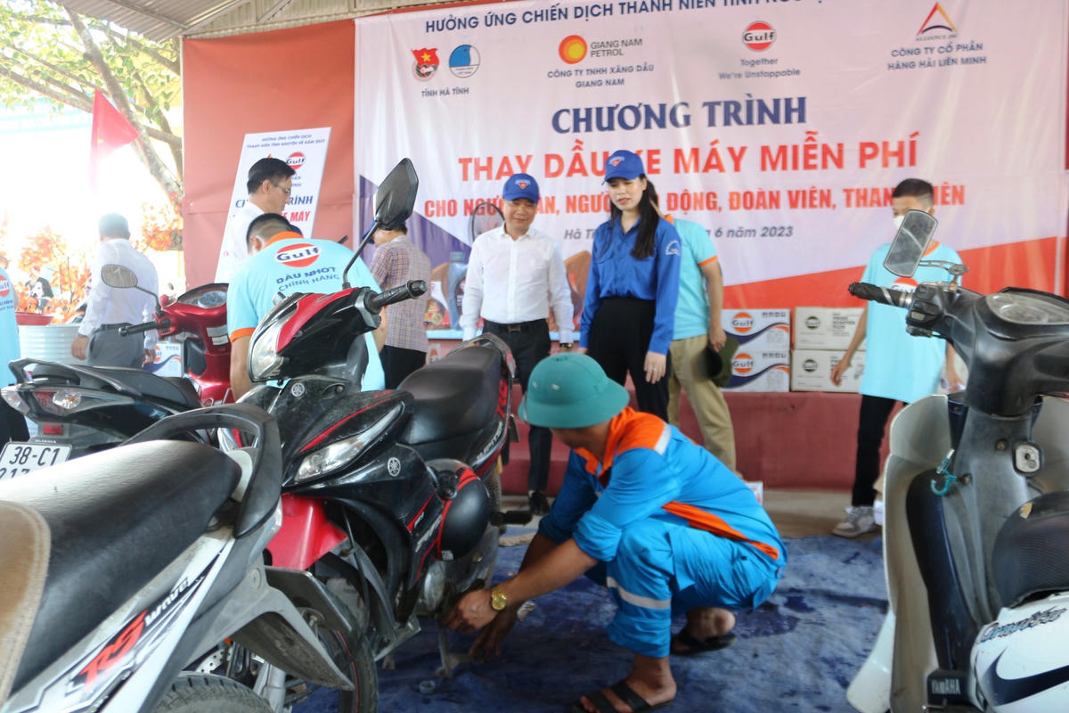 10.000 chai dầu nhớt, trị giá 1,1 tỷ đồng sẽ được thay miễn phí cho người dân, người lao động, đoàn viên, thanh niên Hà Tĩnh.