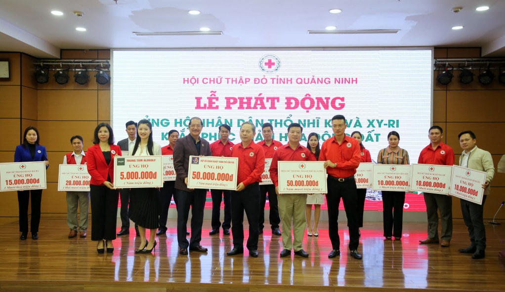 Đại diện một số đơn vị, tổ chức và Hội Chữ thập đỏ 13 địa phương trong tỉnh đăng ký ủng hộ chương trình. Ảnh: QMG