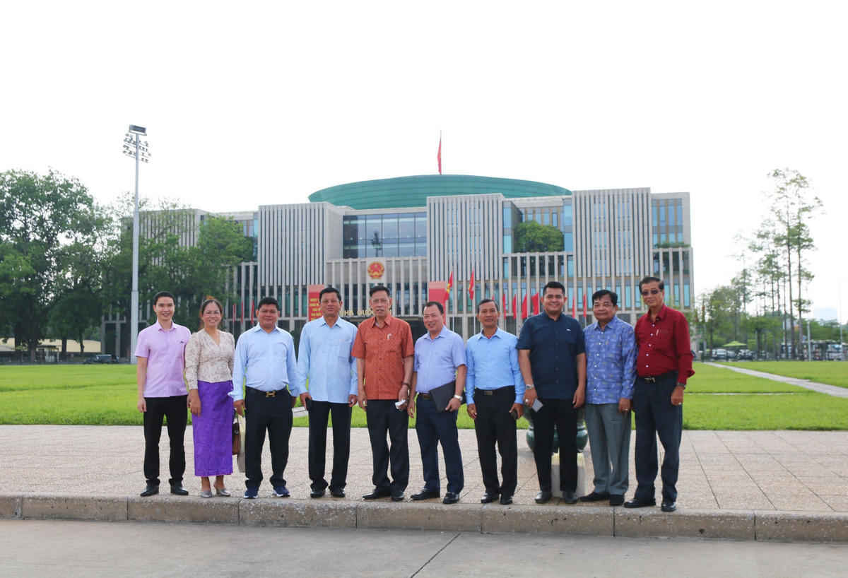 Đoàn đại biểu cấp cao Hội đồng Quốc gia Mặt trận Đoàn kết Phát triển Tổ quốc Campuchia chụp ảnh lưu niệm tại Nhà Quốc hội.