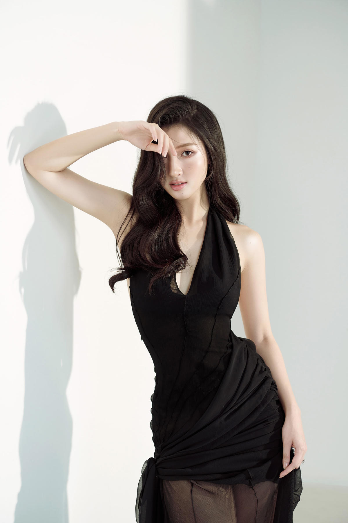 Thiết kế táo bạo, khoe trọn hình thể quyến rũ. Á hậu Phương Nhi phô diễn thần thái thời thượng, từng chuyển động pose dáng chuyên nghiệp hoà hợp với từng bộ trang phục, quyến rũ, nhẹ nhàng với những đường xếp nếp thành tầng váy, đính kết hoàn hảo theo ngôn ngữ cơ thể của nàng Hậu.