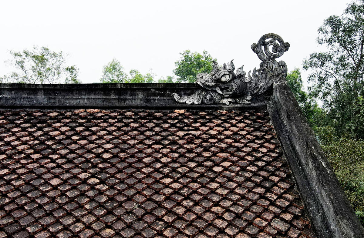 Trao đổi với phóng viên, ông Nguyễn Văn Xuân (84 tuổi, trú tại thôn Tiến Thọ) là người trông coi và lo việc hương khói ở đền Nghĩa vương Nguyễn Biểu cho biết, ngôi đền được xây dựng theo kiến trúc cổ, hình tượng con rồng luôn được đề cao. Rồng được chạm khắc tinh xảo, đẹp mắt, biểu tượng cho sự quyền uy, sức mạnh.