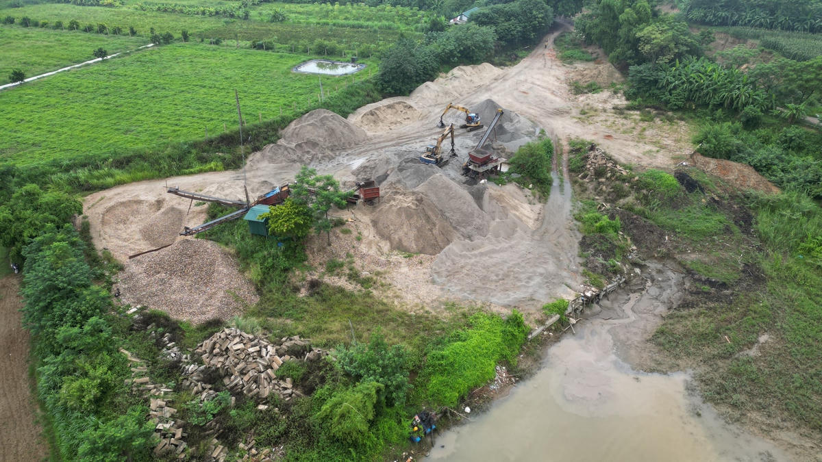 Ngoài bến bãi của Công ty TNHH Thường Xuyên, theo ông Nguyễn Hữu Ích - Chủ tịch UBND xã Hùng Lô thì trên địa bàn còn có hộ ông  Nguyễn Đức Thìn dù thuê đất làm nông nghiệp nhưng giờ cũng tập kết máy móc, vật liệu xây dựng làm bến bãi.